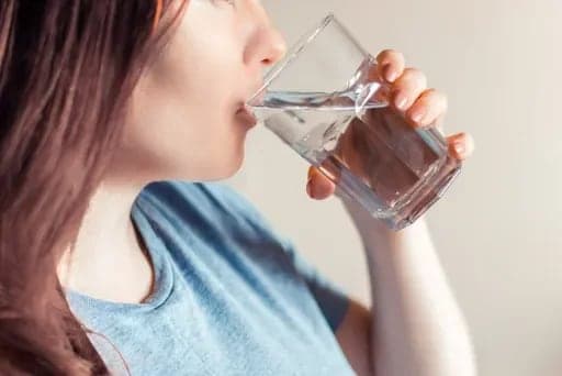 8 стаканов — не закон: сколько воды нужно вам