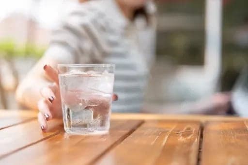 Вода за обедом не «разбавляет» желудок — но есть нюанс